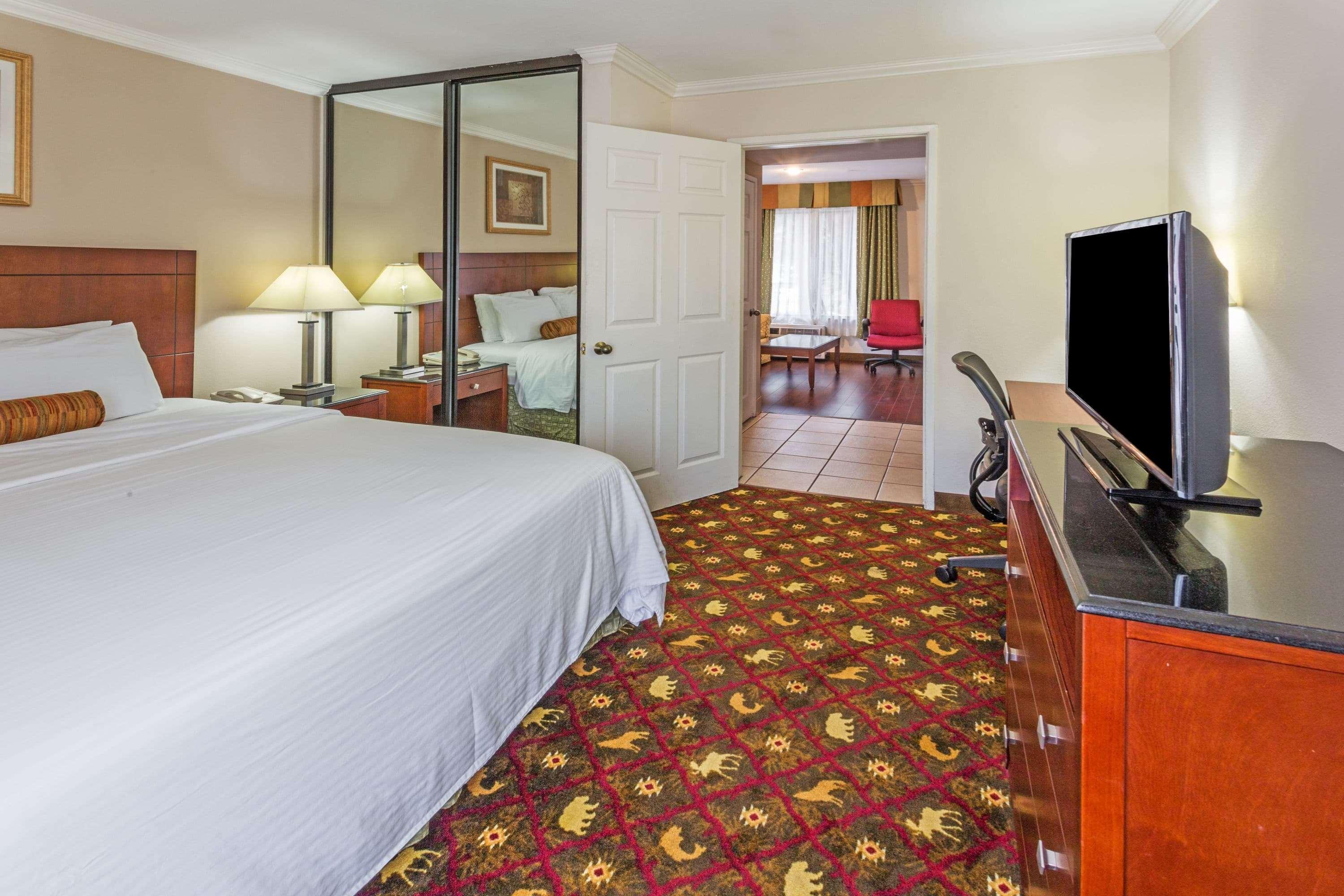 Howard Johnson By Wyndham Pasadena Exterior foto