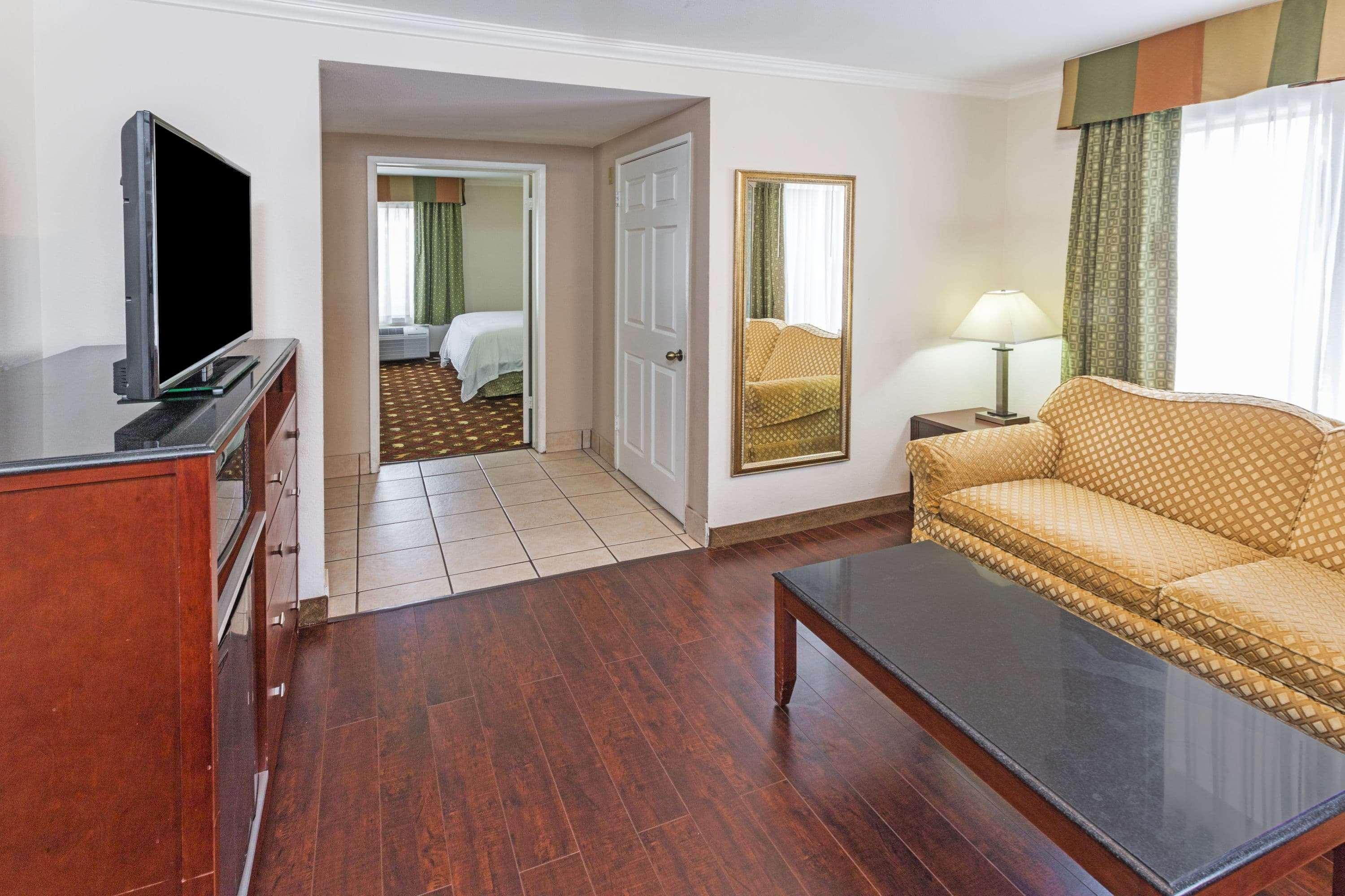 Howard Johnson By Wyndham Pasadena Exterior foto